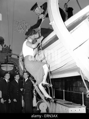 Le HMS Battleaxe, un destroyer de classe bataille revient à la maison à un accueil chaleureux, Devonport, Devon, le 12 décembre 1955. Banque D'Images