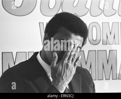 Muhammad Ali visite le co-op et la gare de Birmingham New Street durant sa tournée de promotion pour l'Ovaltine avant d'accueillir une conférence de presse à l'Albany. 13 octobre 1971. Banque D'Images