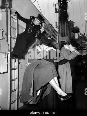 Le HMS Battleaxe, un destroyer de classe bataille revient à la maison à un accueil chaleureux, Devonport, Devon, le 12 décembre 1955. Banque D'Images