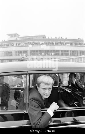 David McCallum, l'acteur qui joue le rôle d'Illya Kuryakin agent secret dans NBC montrent l'homme de l'U.N.C.L.E., que l'on voit en arrivant à l'aéroport Heathrow de Londres, 16 mars 1966. UK Tour de promotion. Banque D'Images