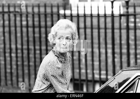 Frances Shand Kydd, mère de la princesse Diana, princesse de Galles, quitte l'Hôpital St Mary de Londres, après avoir rendu visite à sa fille et nouveau petit-fils, le Prince William, en photo avec Lady Jane Fellowes, la soeur de Diana, le mercredi 22 juin 1982. Banque D'Images