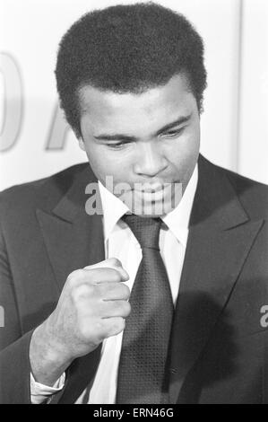 Muhammad Ali visite le co-op et la gare de Birmingham New Street durant sa tournée de promotion pour l'Ovaltine avant d'accueillir une conférence de presse à l'Albany. 13 octobre 1971. Banque D'Images