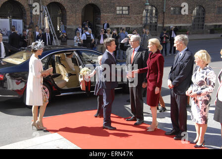 Copenhague, Danemark. 5 juin, 2015.Le Premier ministre danois Helle Thorning-Schmidt et rencontrez les membres parlementaires danois à l'extérieur de la famille royale du Danemark Le Parlement danois pour célébrer les 100 ans du droit de vote des femmes. Les membres de la famille Royale la Reine Margrethe II Prince Frederik et la princesse Mary, la princesse Marie, prince Benedikt & le prince Joachim arriver en dehors du Parlement danois. Crédit : François doyen/Alamy Live News Banque D'Images