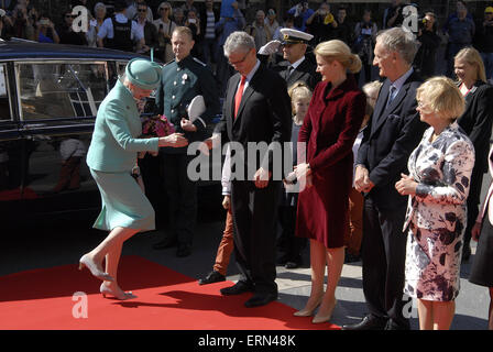 Copenhague, Danemark. 5 juin, 2015.Le Premier ministre danois Helle Thorning-Schmidt et rencontrez les membres parlementaires danois à l'extérieur de la famille royale du Danemark Le Parlement danois pour célébrer les 100 ans du droit de vote des femmes. Les membres de la famille Royale la Reine Margrethe II Prince Frederik et la princesse Mary, la princesse Marie, prince Benedikt & le prince Joachim arriver en dehors du Parlement danois. Crédit : François doyen/Alamy Live News Banque D'Images