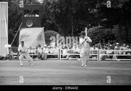 Essex v Lancashire County Cricket match de championnat à Valentine's Park, Ilford. Batteur d'Essex joue et manque au cours de son côté de batte. 13 juin 1970. Banque D'Images