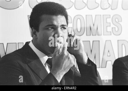 Muhammad Ali visite le co-op et la gare de Birmingham New Street durant sa tournée de promotion pour l'Ovaltine avant d'accueillir une conférence de presse à l'Albany. 13 octobre 1971. Banque D'Images