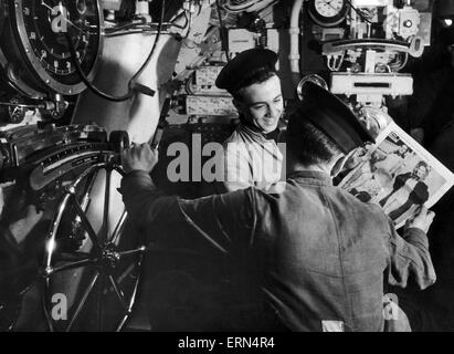 Sous-mariniers, la lecture de la photo du Daily Mirror bon journal du matin, qui a été spécialement édité et distribué pour la Royal Navy Marine Corps pendant la Seconde Guerre mondiale. Sur la photo 26 septembre 1945. Le HMS tacticien, construit comme P314 par Vickers Armstrong Banque D'Images