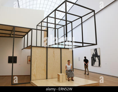 Berlin, Allemagne. Le 05 juin, 2015. Une photo (sans titre) par le peintre américain Franz Kline (R., 1957) peut être vu le long avec des textes (centre) à partir de la Black Mountain College archive à la musée d'art contemporain Hamburger Bahnhof à Berlin, Allemagne, 05 juin 2015. La pièce et les lectures sont une partie de l'exposition "Montagne Noire. Une expérience interdisciplinaire 1933 - 1957 ', qui peut être vu jusqu'au 27 septembre 2015. Photo : STEPHANIE PILICK/dpa/Alamy Live News Banque D'Images