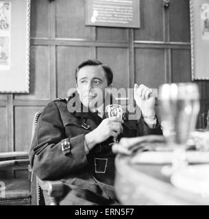 Robert Vaughn, l'acteur qui joue le rôle d'agent secret de Napoléon en solo show de NBC l'homme de l'U.N.C.L.E., photographié appréciant un verre dans un pub sur le Strand, London, 22 mars 1966. UK Tour de promotion. Banque D'Images