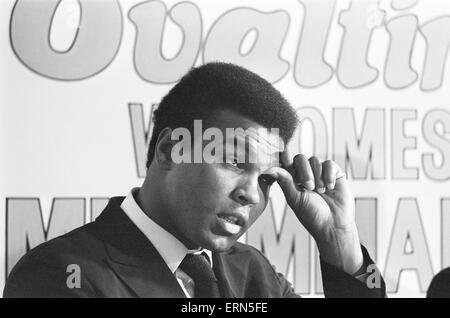 Muhammad Ali visite le co-op et la gare de Birmingham New Street durant sa tournée de promotion pour l'Ovaltine avant d'accueillir une conférence de presse à l'Albany. 13 octobre 1971. Banque D'Images