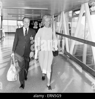 Frances Shand Kydd, la mère de la princesse Diana, princesse de Galles, arrive à l'aéroport Heathrow de Londres, d'Australie, pour une visite privée, le mardi 22 mars 1983. Banque D'Images