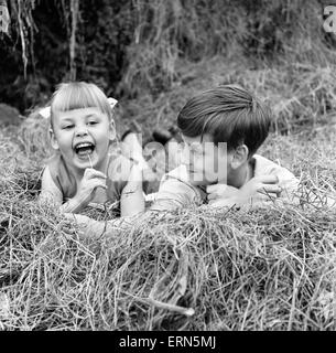 Frères et sœurs, Helen (3) et Paul Burrows (9) de Waterloo, Londres, profiter de leur première journée à la campagne dans une ferme de Chipperfield, Herts, 7 septembre 1956. Banque D'Images