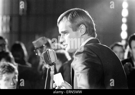 David McCallum, l'acteur qui joue le rôle d'Illya Kuryakin agent secret dans NBC montrent l'homme de l'U.N.C.L.E., assister à la conférence de presse Nouvelles à l'Empire Cinema, Leicester Square, Londres, 17 mars 1966. UK Tour de promotion. Banque D'Images