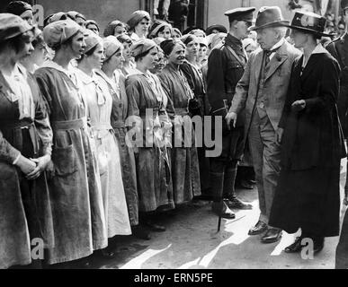 Le Premier ministre britannique David Lloyd George l'inspection des armes à sous-munitions travailleurs durant une visite d'une usine à Neath, au Pays de Galles. 11 août 1918. Banque D'Images