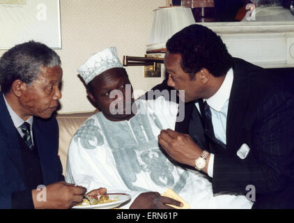 Nelson Mandela, leader adjoint de l'African National Congress, visite Londres, Angleterre pour la première fois depuis sa libération (11 février 1990), Dimanche 15 juillet 1990. En photo avec Jessie Jackson (à droite) et homme politique américain leader des droits civils Banque D'Images