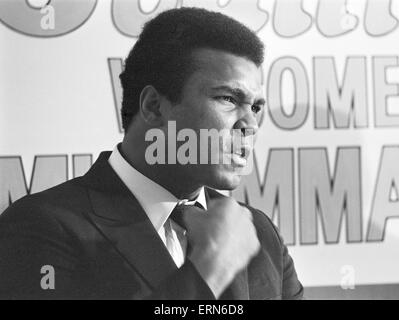 Muhammad Ali visite le co-op et la gare de Birmingham New Street durant sa tournée de promotion pour l'Ovaltine avant d'accueillir une conférence de presse à l'Albany. 13 octobre 1971. Banque D'Images