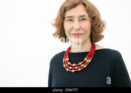 AZAR NAFISI, Hay Festival de littérature 2015 surtout connue pour son livre de 2003 Lire Lolita à Téhéran : A Memoir dans des livres, qui est resté sur la liste des best-sellers du New York Times pour 117 semaines, et a gagné plusieurs prix littéraires, y compris le non-fiction 2004 Livre de l'année par Booksense Banque D'Images