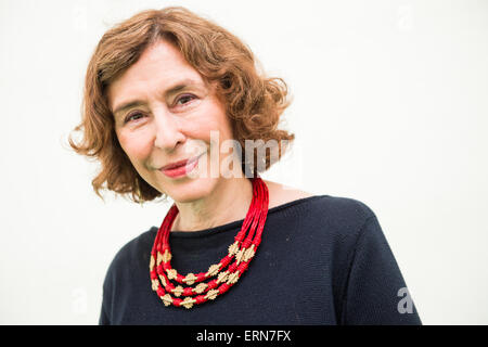 AZAR NAFISI, Hay Festival de littérature 2015 surtout connue pour son livre de 2003 Lire Lolita à Téhéran : A Memoir dans des livres, qui est resté sur la liste des best-sellers du New York Times pour 117 semaines, et a gagné plusieurs prix littéraires, y compris le non-fiction 2004 Livre de l'année par Booksense Banque D'Images