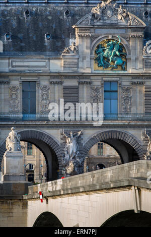 Pont du Carrousel et entrée du tunnel à la place du Carrousel près de Musée du Louvre, Paris, France Banque D'Images