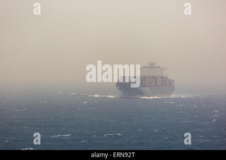 Container Ship navigation en direction de la mer Rouge dans le brouillard. La position de canal de Suez. La navigation maritime studies Banque D'Images