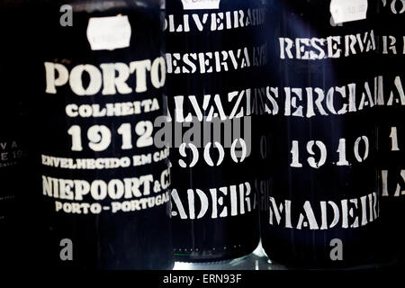 Du port de bouteilles vintage à vendre Lisbonne Portugal Banque D'Images