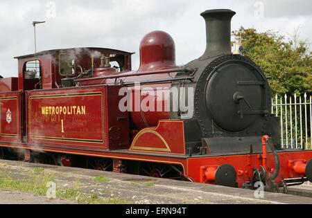 Locomotive de train Metropolitan 1 de Steam loco lors d'un événement historique de la Seconde Guerre mondiale des années 1940 à la gare de Barry South Wales GB 2014 Banque D'Images