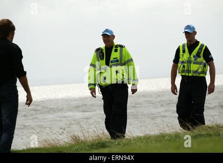 Des policiers patrouillent un événement qui se déroule dans la ville balnéaire de Barry South Wales GB UK 2014 Banque D'Images