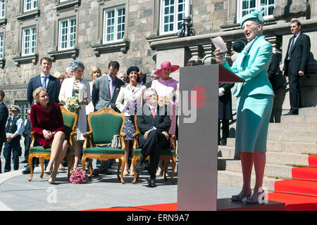 Copenhague, Danemark, 5 mai 2015 : H. M. la Reine Margrethe parle lors de la célébration du parlement de la Constitution danoise, jour qui marque également le 100e anniversaire pour le suffrage des femmes au Danemark Crédit : OJPHOTOS/Alamy Live News Banque D'Images