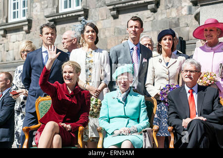 Copenhague, Danemark, 5 mai 2015 : l'H et de la famille royale et le président de la Chambre siège à la cour du Parlement où la partie extérieure de la cérémonie pour la célébration de la Journée de la Constitution danoise a eu lieu Crédit : OJPHOTOS/Alamy Live News Banque D'Images