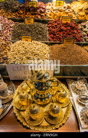 Et différents thés colorés en vente au marché aux épices ou bazar Egyptien, Istanbul, Turquie Banque D'Images