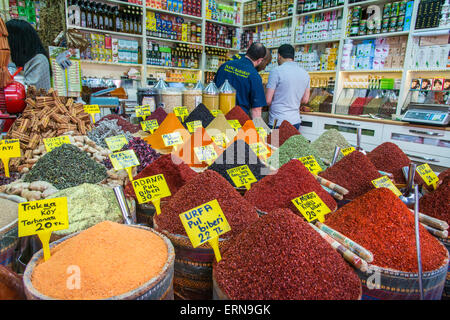 Épices colorées en vente au marché aux épices ou bazar Egyptien, Istanbul, Turquie Banque D'Images