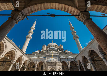 Cour intérieure low angle view of Yeni Cami ou nouvelle mosquée, Istanbul, Turquie Banque D'Images