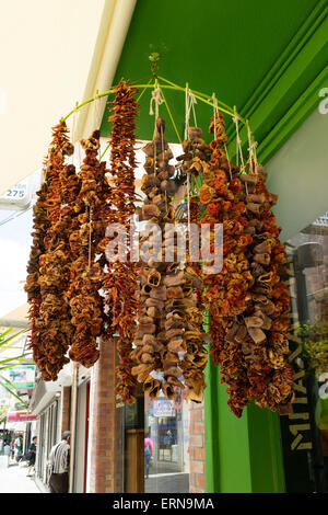 Les piments séchés et d'aubergines dans les rues de Chios sur l'île de Chios, Grèce Banque D'Images