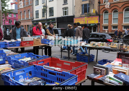 Les gens parcourant un livre et d'enregistrer sur décrochage Thomas Street dans le quartier Nord de Manchester, Royaume-Uni Banque D'Images