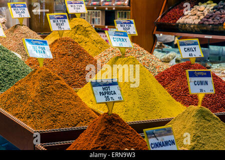 Épices colorées en vente au marché aux épices ou bazar Egyptien, Istanbul, Turquie Banque D'Images