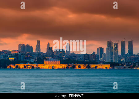 Coucher du soleil sur les toits de la ville avec le Palais de Dolmabahce et Bosphurus Strait, Istanbul, Turquie Banque D'Images