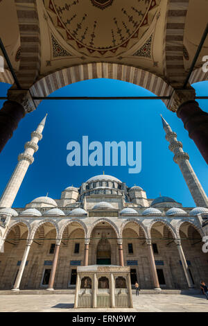 Cour intérieure low angle view de Mosquée de Suleymaniye, Istanbul, Turquie Banque D'Images