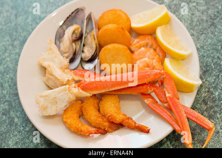 Medley de fruits de mer, y compris les pattes de crabe crevettes panées poulet et muscles Banque D'Images