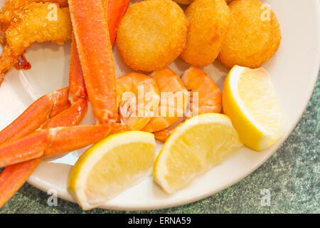 Medley de fruits de mer, y compris les pattes de crabe crevettes panées poulet et muscles Banque D'Images