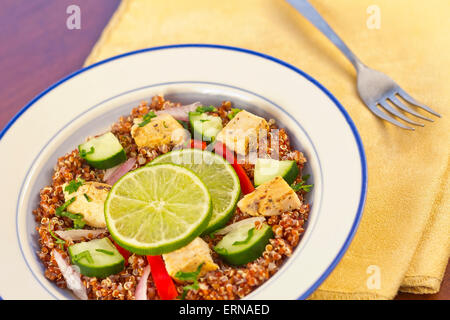 Taboulé de Quinoa rouge salade avec poulet grillé juteux et concombres avec persil haché Banque D'Images