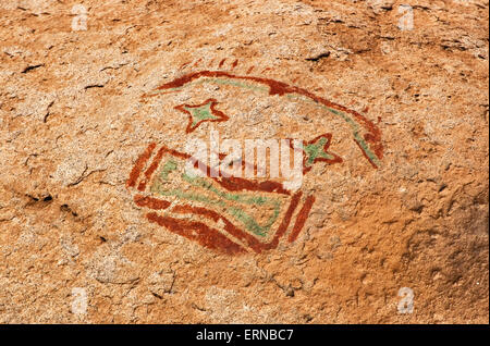 Le rouge et vert, le pictogramme masque dessiné par Jornada Mogollon autochtones, Hueco Tanks State Park et site historique, près d'El Paso, Texas Banque D'Images