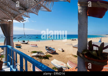 Voir des bateaux en bois reposant sur la plage de sable dans le centre-ville de Sal, Cap-Vert Banque D'Images