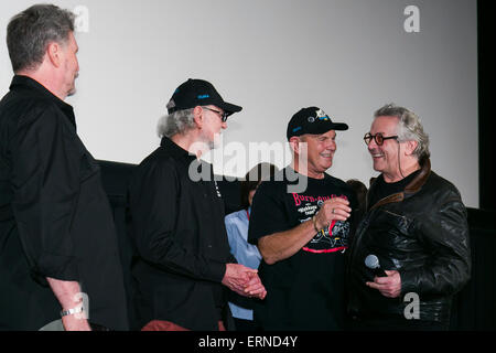 (R POUR L) Australian Film réalisateur George Miller, serre la main avec le cascadeur Dale Banc, les acteurs australiens Vincent Gil et Vernon Wells de l'original du film Mad Max (1979) au cours de la ''Mad Max : Fury Road'' message d'étape au centre-ville de Tokyo le 5 juin 2015. Le film touche le théâtre partout au Japon le 20 juin. (Photo de Rodrigo Reyes Marin/AFLO) Banque D'Images