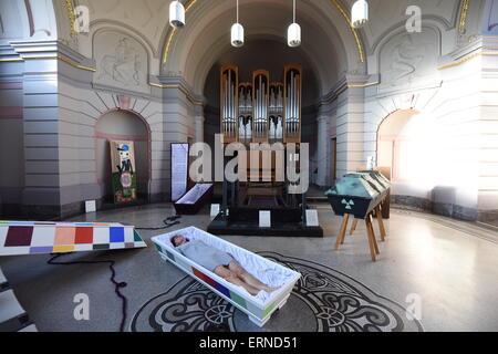 Stuttgart, Allemagne. 04 Juin, 2015. Une femme teste un cercueil dans le crématorium du cimetière de Prague à l'Eglise évangélique 2015 Congrès de Stuttgart, Allemagne, 04 juin 2015. Photo : PATRICK SEEGER/dpa/Alamy Live News Banque D'Images