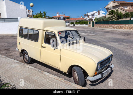 Vieille Renault 4 Fourgonnette (van) stationné dans la rue à Miami Platja. 6 mai 2015, à Miami Platja Banque D'Images