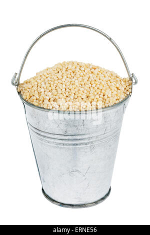 Seau avec le millet, isolé sur fond blanc Banque D'Images