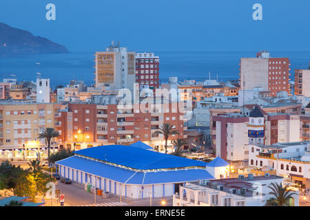 Sur la ville Puerto de Mazarron allumé au crépuscule. 13 mai 2015 à Puerto de Mazarro Banque D'Images