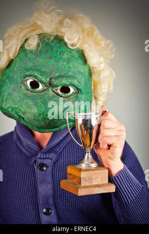 Lézard chauve Creepy homme portant un chandail bleu Banque D'Images