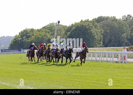 Epsom Downs Surrey UK. 5 juin, 2015. C'est Mesdames jour 2015 à Epsom, avec le point culminant de la journée étant l'Investec Oaks (Pouliches' Groupe 1, Classe 1), exécutez sur une distance de 1m 4f 10y. La favorite 5/2 No 8 (orange et bleu) Legatissimo a été battu en deuxième lieu par la photo finish winner, n° 9 (rouge et jaune) et 20/1 de l'extérieur droit, monté par des C O'Donoghue et formés par un P O'Brien. Ici les chevaux sont au sommet de la colline en direction de la 6 furlong marqueur. Credit : Julia Gavin UK/Alamy Live News Banque D'Images