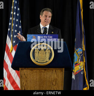 Ingelmunster, New York, USA. 3e juin 2015. Gouverneur de l'Etat de New York Andrew Cuomo parle à la conférence de presse à l'appui de l'extension de l'impôt foncier NY Pac. Lors de l'événement bi-partisan à la salle des Chevaliers de Colomb, plus d'une centaine d'habitants de la région et ont demandé instamment à l'extension de la taxe foncière le bouchon avant la session législative de l'état se termine le 17 juin. L'IMPÔT FONCIER NY Cap vient à échéance en juin 2016, mais il est juridiquement lié à Paris louer-control regulations à échéance ce mois-ci. En juin 2011 dans le comté de Nassau, le gouverneur a signé le premier cap d'impôt la loi. Credit : Ann E Parry/Alamy Live News Banque D'Images